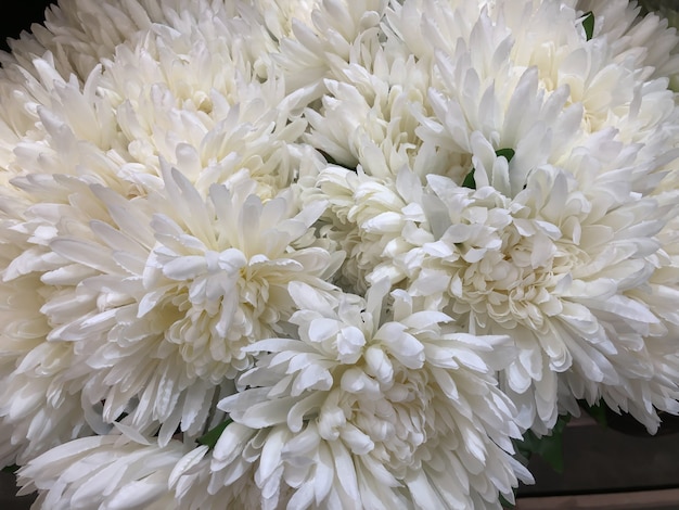 Foto bouquet di fiori artificiali in plastica