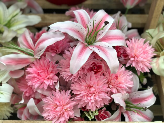 Bouquet di fiori artificiali in plastica