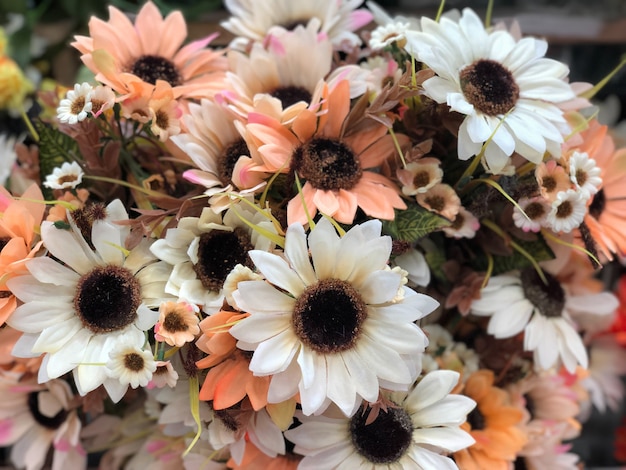 Foto bouquet di fiori artificiali in plastica