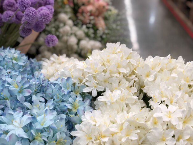 Bouquet di fiori artificiali in plastica