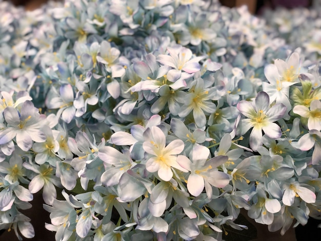 Foto bouquet di fiori artificiali in plastica