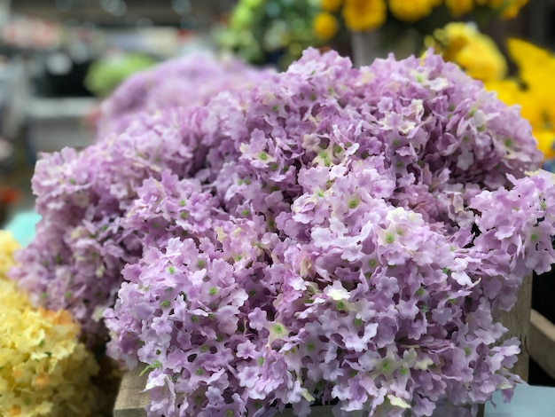 Foto bouquet di fiori artificiali in plastica