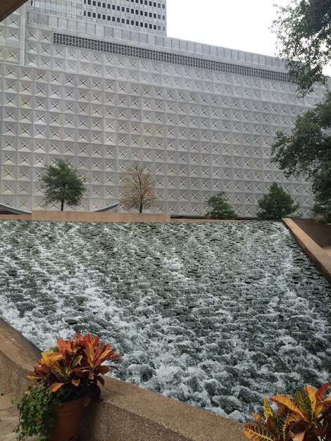 Photo artificial waterfall against building