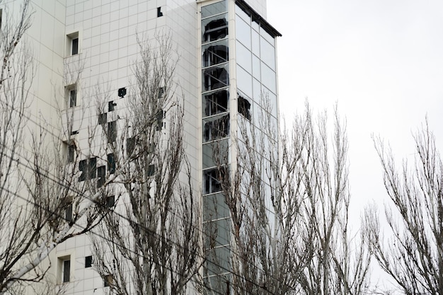Foto artilleriebeschietingen door rusland op een flatgebouw met civiele infrastructuur in kherson, oekraïne