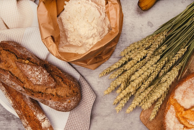 Photo artisan bread with wheat cereals on a stone table