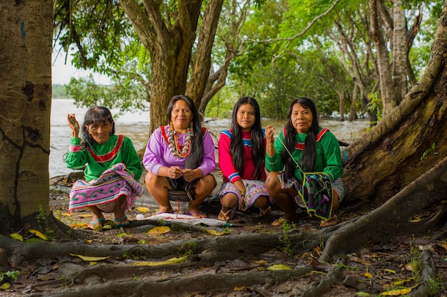 Foto donne artigiane di comunità indigene dell'amazzonia peruviana sul fiume