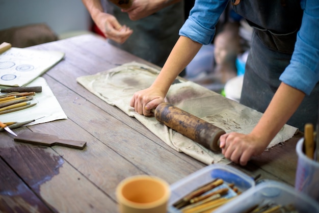 Foto artigiano che lavora in uno studio di ceramica