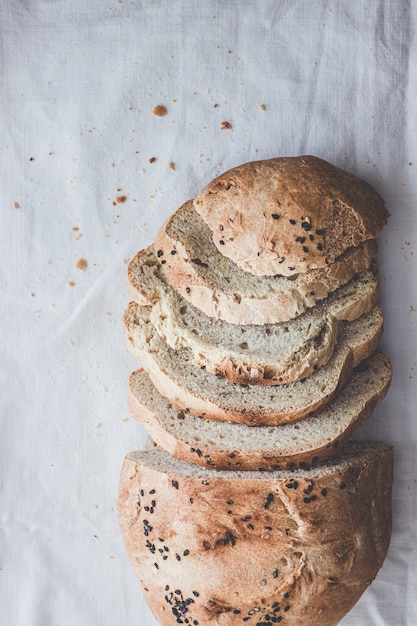 Artisanaal brood dat op wit doekservet wordt gesneden.