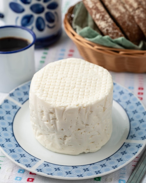 Свежий белый сыр ручной работы из штата Минас-Жерайс, Бразилия, с кофе и хлебом