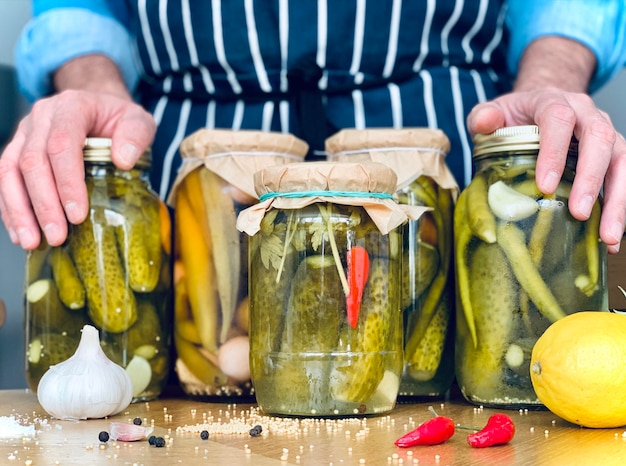 Photo artisanal man doing pickles jars stock for winter season organic homemade pickles pickling cucumbers
