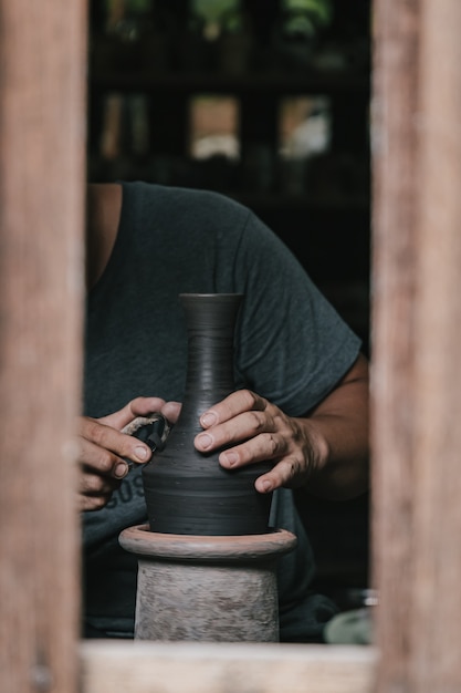 Artisanale pottenbakker die kunstpot handwerk maakt