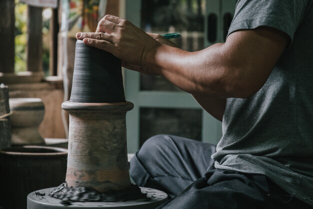 Artisanale pottenbakker die kunstpot maakt