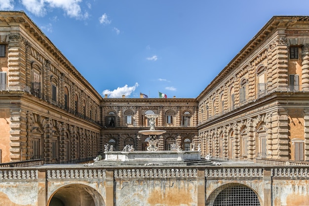 Artisjokfontein in het Palazzo Pitti tegen de hemel