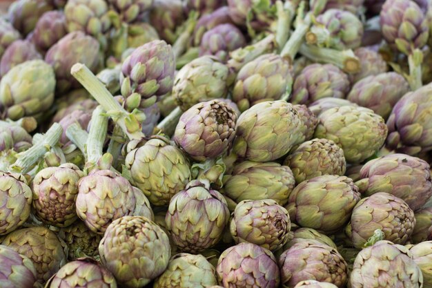 Artisjokken op een lokale markt close-up