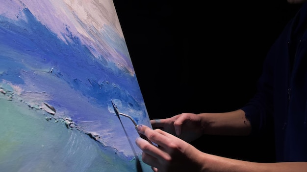 Художник-копиист рисует морской пейзаж с кораблем в океане. Художник-декоратор рисует, как лодка плывет по синему морю акриловым маслом.