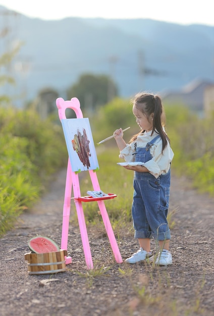 写真 アーティストの女の子と彼女のスイカ