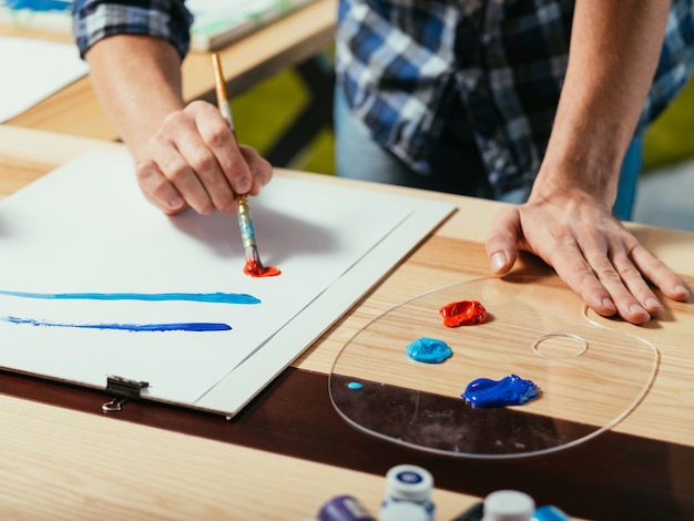 Artista che dipinge nel suo spazio di lavoro in studio