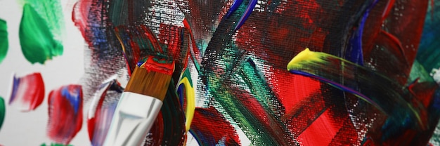 Художник рисует картину разноцветными масляными красками крупным планом