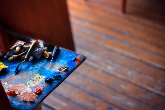 Палитра художника с масляными красками в студии