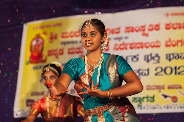 Фото Артистка, исполняющая индийский танец индия