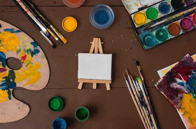 Foto collezione di oggetti di scena dell'artista sul tavolo