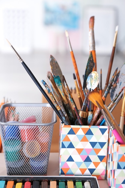 Artist's tools met verf op tafel