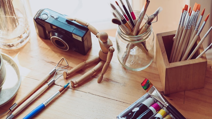 Foto artist werktafel met accessoires. grafisch ontwerper bureau.