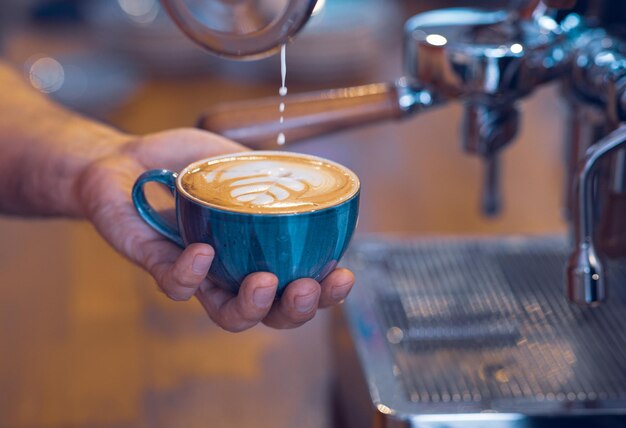 Artistiek ontworpen koffie latte-weergave met koffiebonen van een barista-bureau