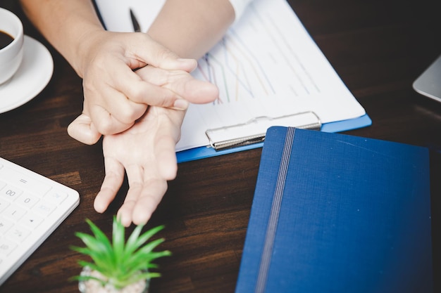 Artritis persoon vinger vrouw pijn van werken op kantoor Concept kantoor syndroom