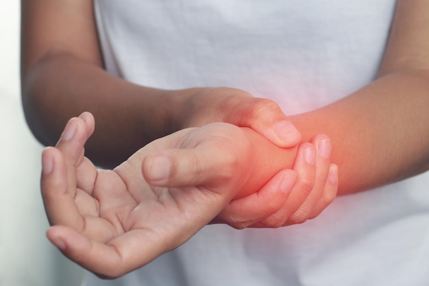 Artrose is een veel voorkomende oorzaak van handgewrichtspijn bij ouderen en mensen met een familiegeschiedenis van degeneratieve knokkels