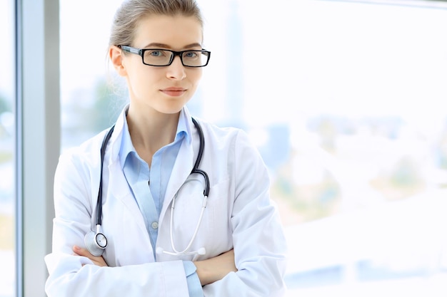 Arts arts vrouw over blauwe kliniek achtergrond