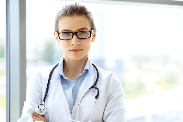 Arts arts vrouw over blauwe kliniek achtergrond