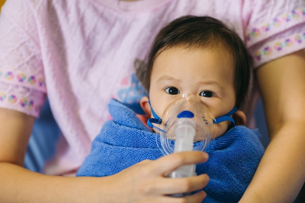 Arts behandeling van een kind dat ziek is door een infectie van de borst van astma of longontsteking veroorzaakt door een virus