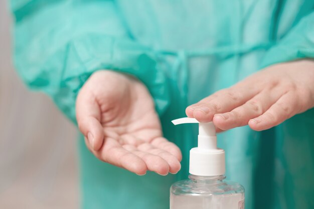 Arts behandelt handen met een antiseptische, antivirale behandeling
