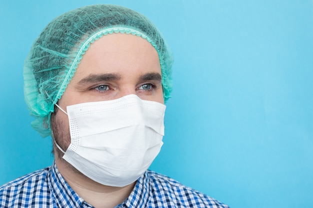 Foto arts die chirurgisch gezichtsmasker, covid-19 of coronavirusconcept draagt