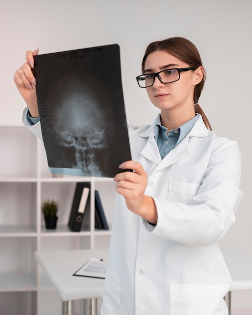 Foto arts die de röntgenfoto van de patiënt controleert