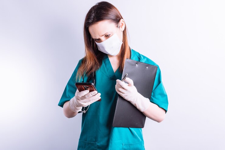 Arts die een bericht naar de patiënt stuurt met een mobiele telefoon met een rapport en een pen. telefonisch contact opnemen met aandacht voor afstand