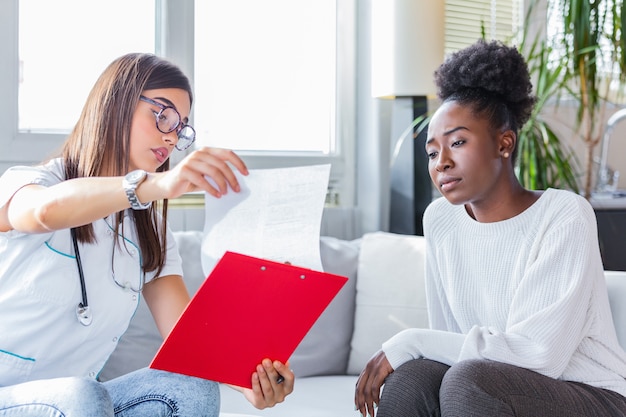 Arts die een gesprek heeft met een patiënt