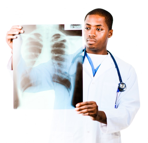 Arts die een röntgenstraal bekijkt