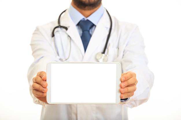 Arts die een tablet op witte achtergrond houdt