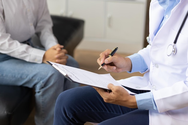 Arts die een ziekte van een vrouw diagnosticeert in een ziekenhuiskamer ziektebehandeling door specialisten Medische behandeling en gezondheidsconsultatie Algemene gezondheidscontroles en gezondheidsproblemen van vrouwen