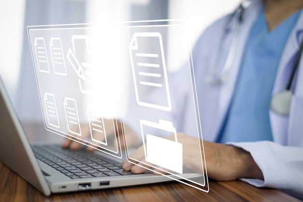 Arts die gebruik maakt van computer Document Management System DMS online documentatie database procesautomatisering om bestanden efficiënt te beheren