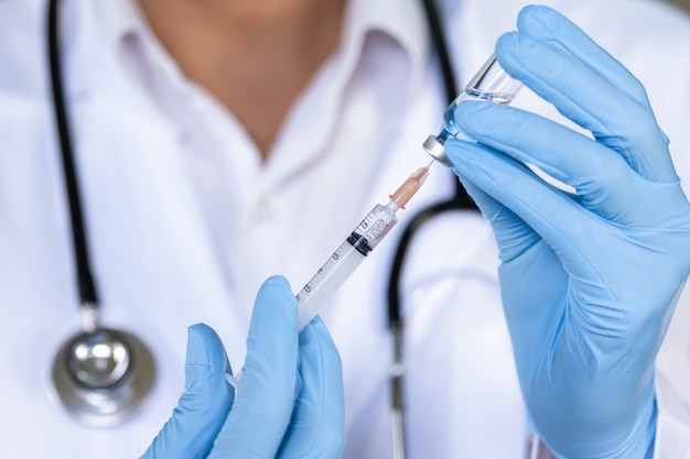 Arts die griepvaccininjectie voor babyvaccinatie houdt