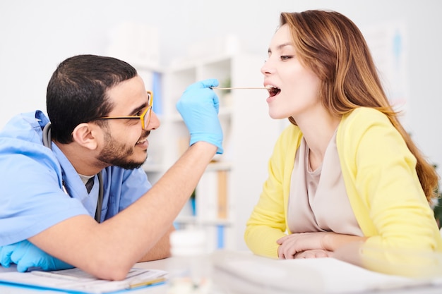 Arts die jonge vrouw onderzoekt