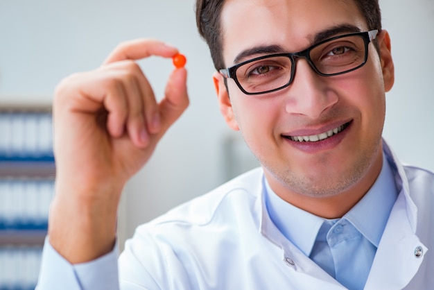 Arts die medicijnen in het lab