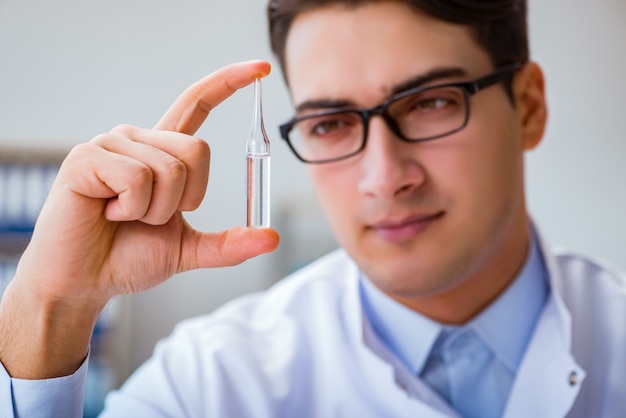 Foto arts die medicijnen in het lab