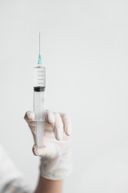 Arts die medisch vaccin voorbereidt