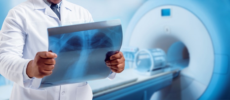 Foto arts die mri-beeld bekijkt