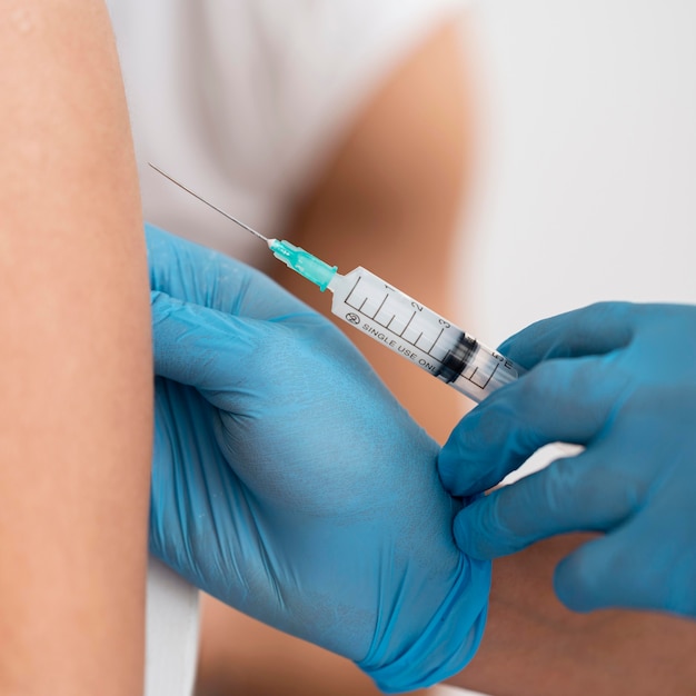Arts die patiënt vaccineert