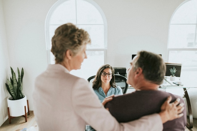 Arts doet een medische controle bij een patiënt